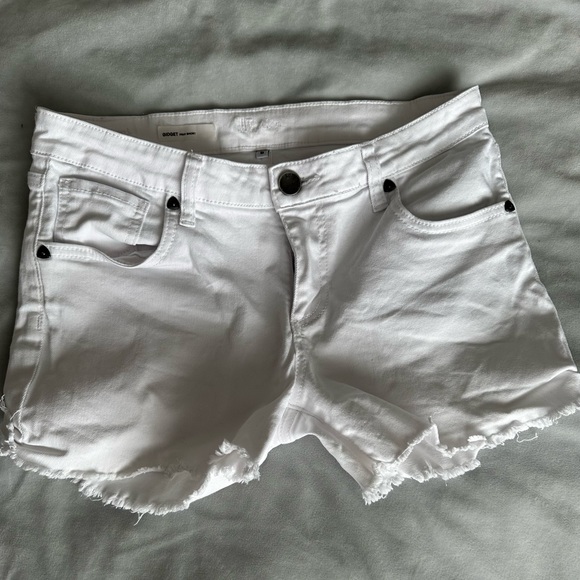 Excellent condition Kut from the Kloth White Gidget Fray Short - Size 6 - Picture 4 of 7